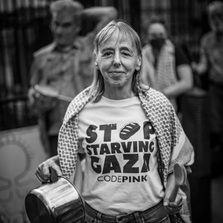 Medea Benjamin: 'Trabalho de todo estadunidense é expor a máquina de guerra'