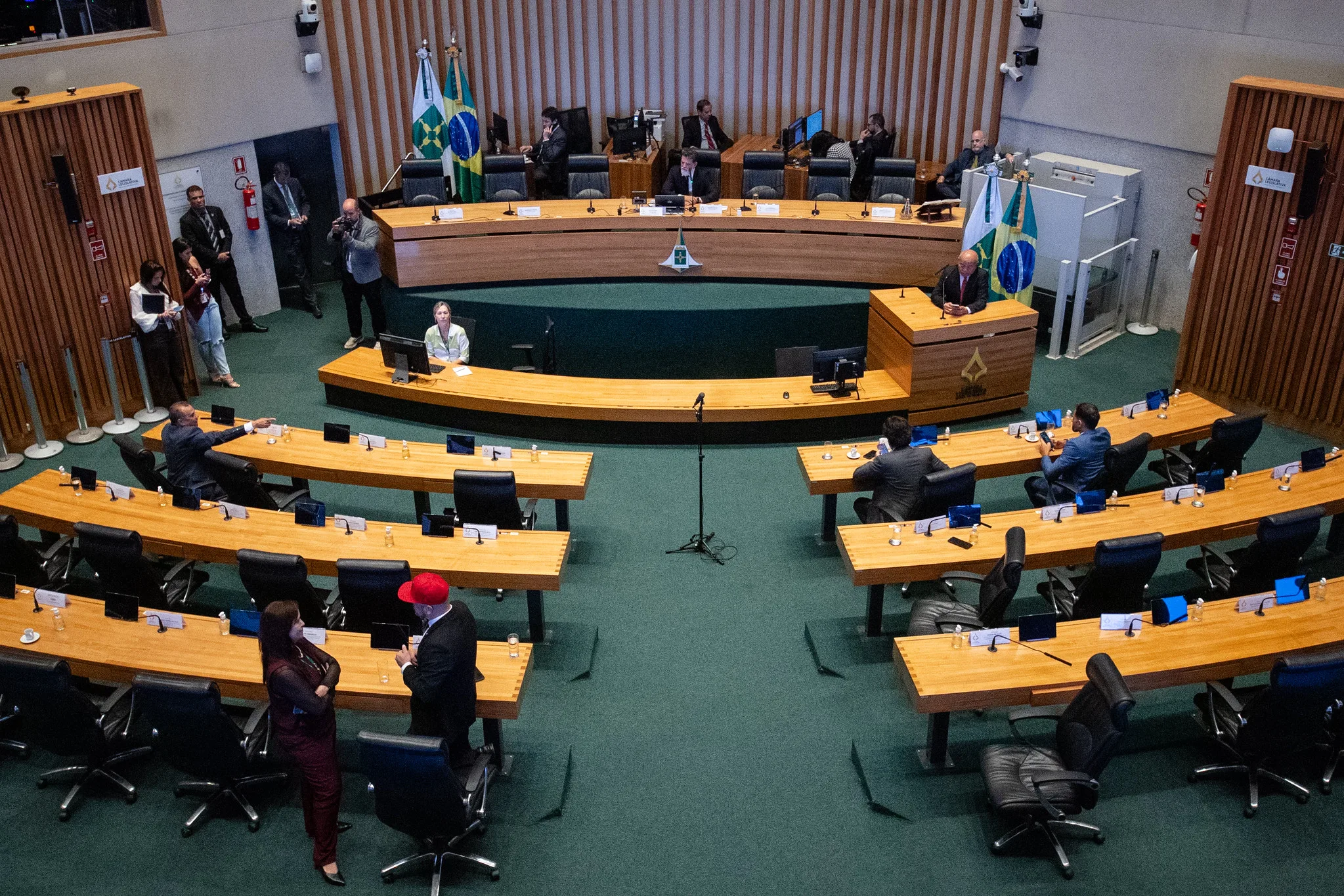 Parlamentares retomaram as atividades nesta terça-feira (4) com debates sobre banco público, serviços essenciais e atuação do Executivo distrital
