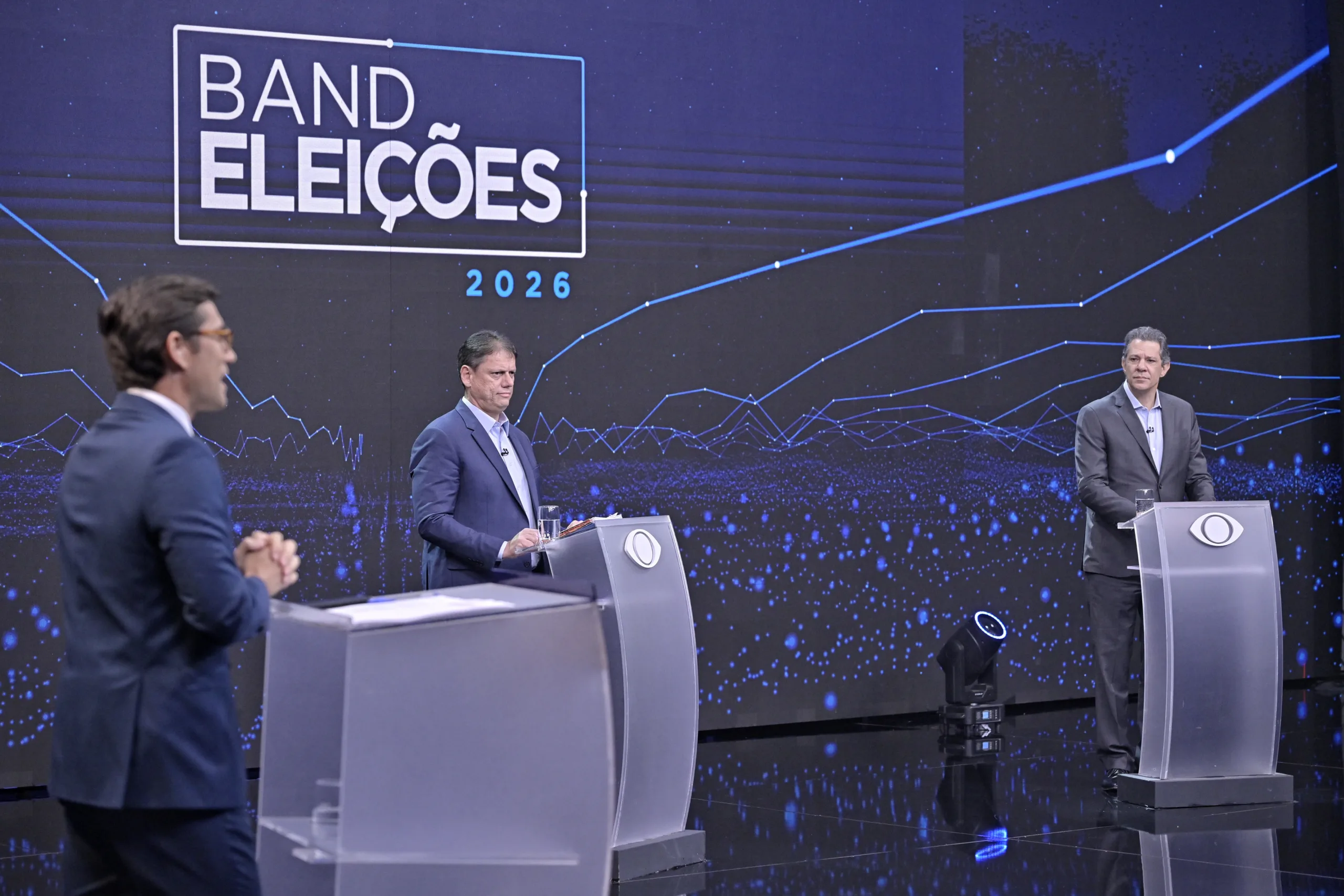 No debate, Tarcísio de Freitas agradece ex-presidente preso por tentativa de golpe de Estado: “Bolsonaro foi a pessoa que me abriu as portas”