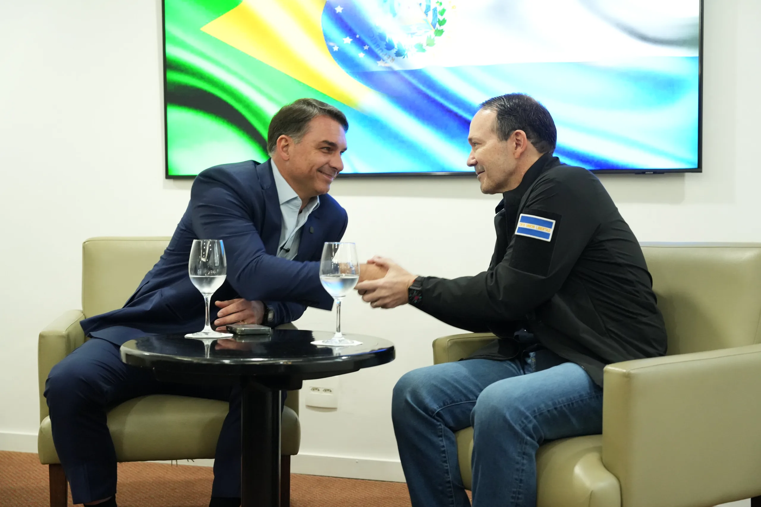 Flávio Bolsoanro se reúne com Gustavo Villatoro, ministro da Justiça e Segurança Pública de El Salvador