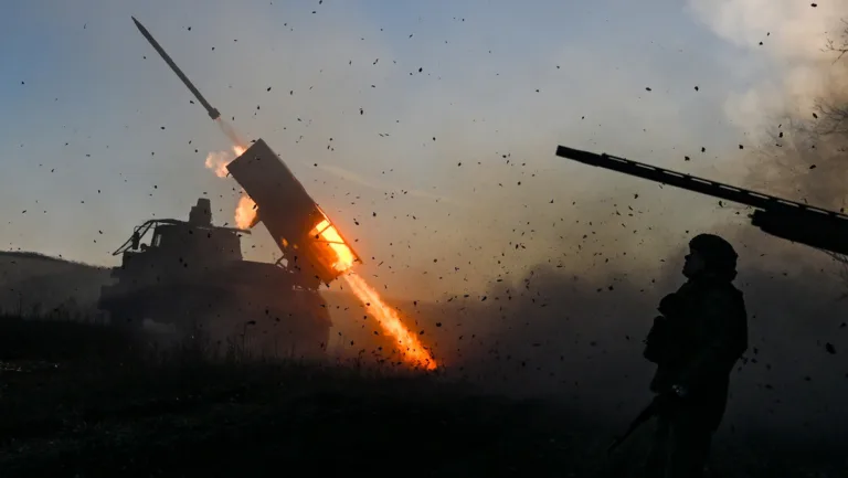 Rússia acusa Ucrânia pela morte de civis após nova onda de ataques com drones 