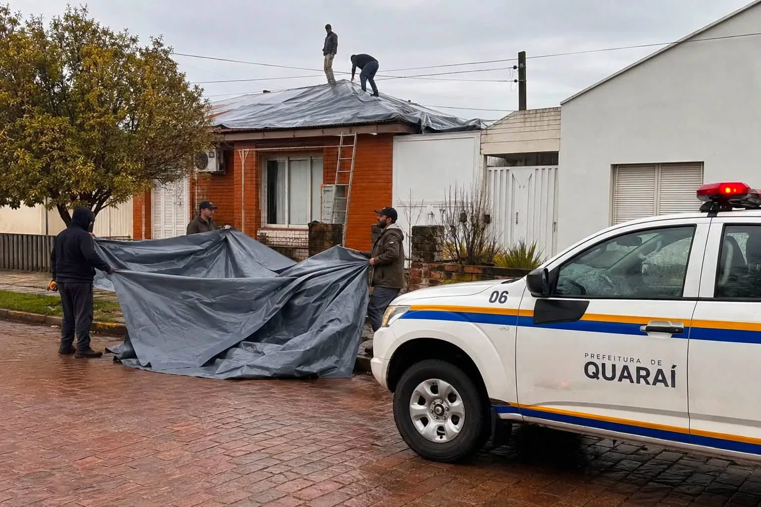 Temporal provocou destelhamentos, queda de árvores e deixou moradores fora de casa em Quaraí