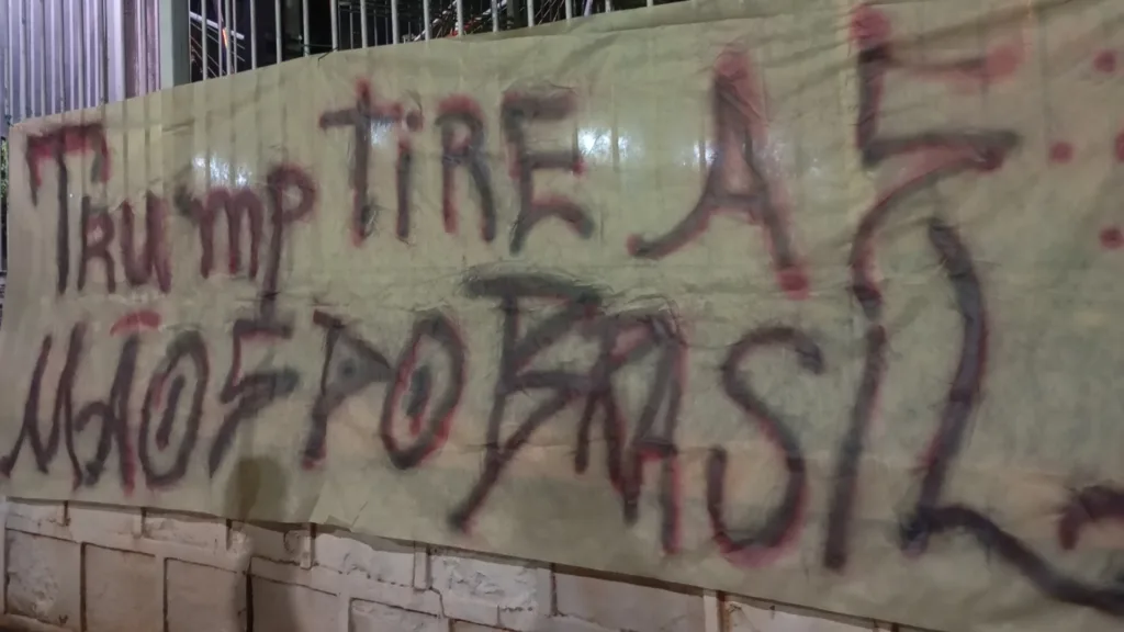 faixa em via pública escrito Trump tire as mãos do Brasil
