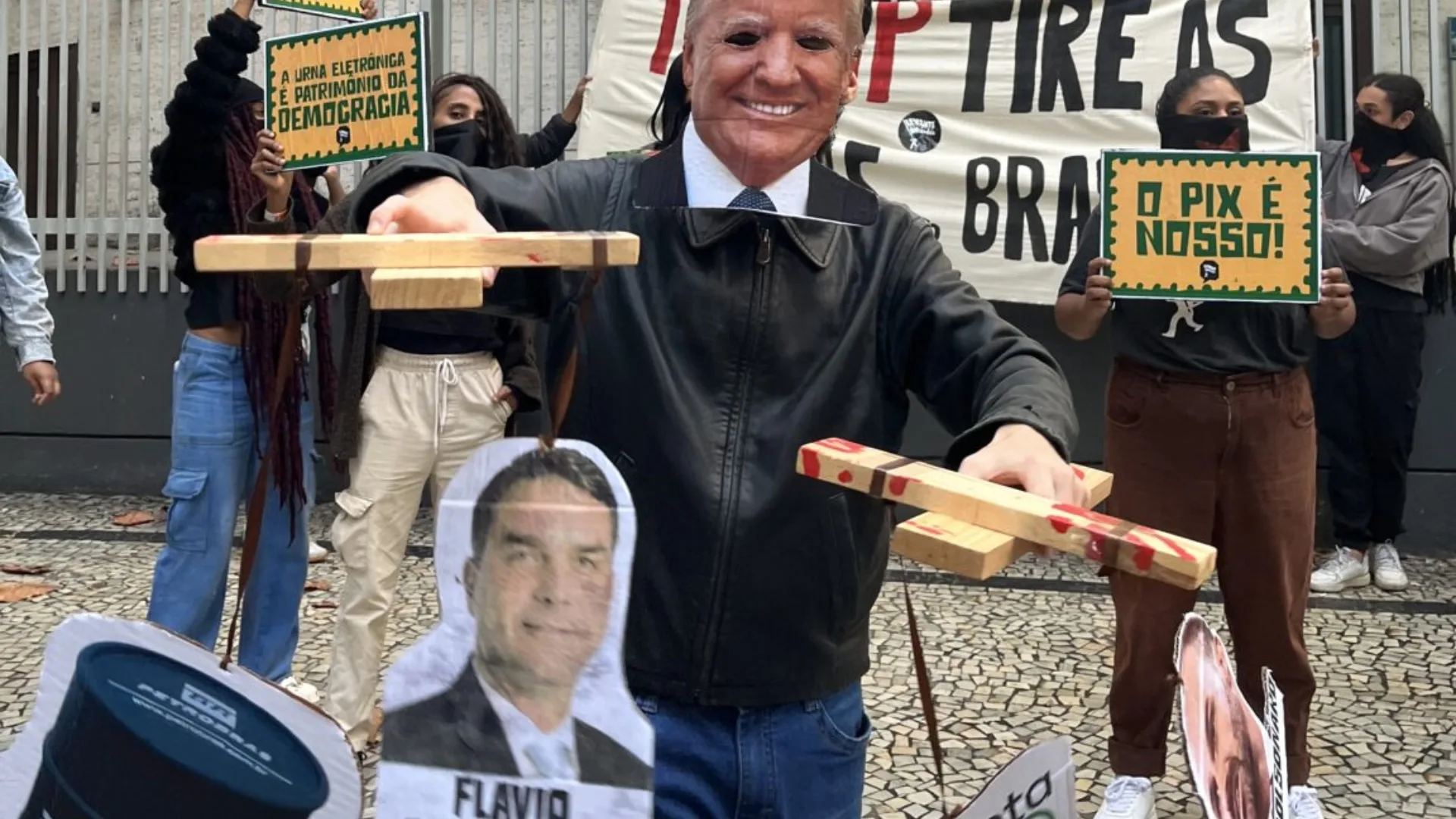 Intervenções pacíficas em frente à embaixada dos EUA