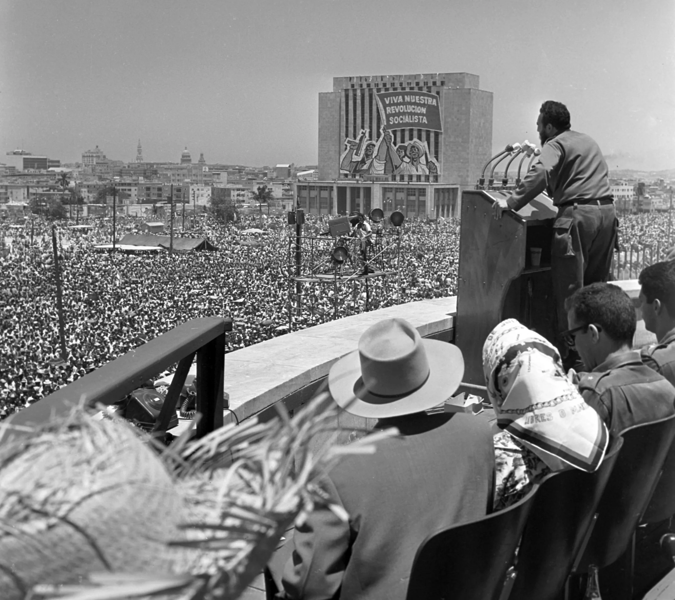 Fidel Castro discursa diante de multidão; líder histórico da Revolução Cubana completaria 100 anos em 13 de agosto