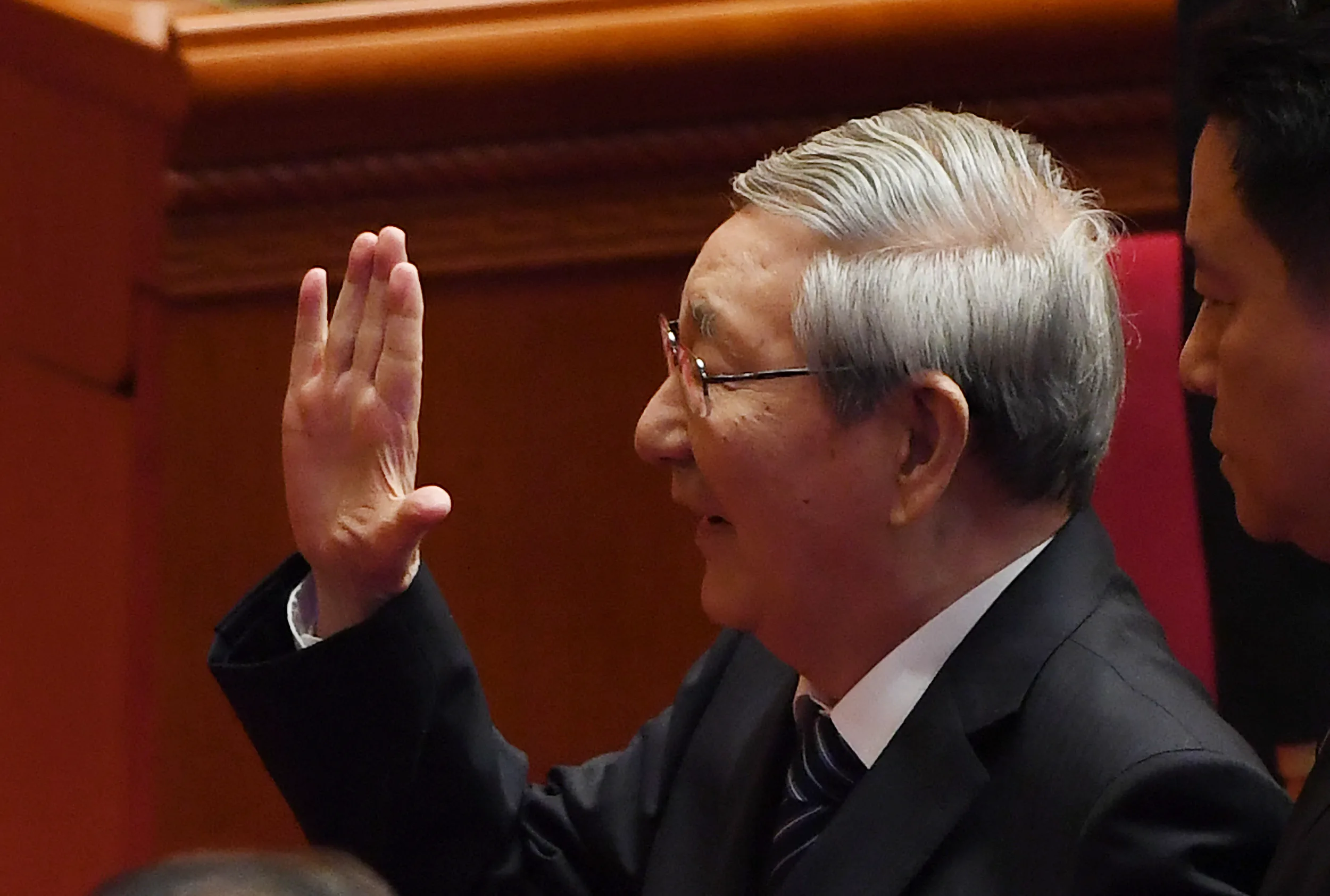 Ex-primeiro-ministro chinês Zhu Rongji acena para os delegados ao sair após a sessão de encerramento do 19º Congresso do Partido Comunista Chinês no Grande Salão do Povo, em Pequim, em 24 de outubro de 2017.