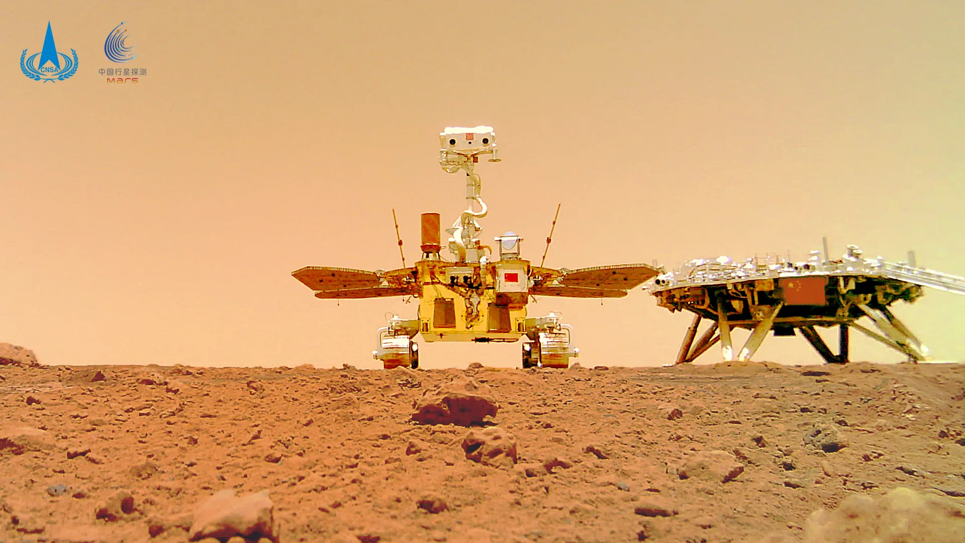 Foto publicada em 11 de junho de 2021 pela Administração Espacial Nacional da China (CNSA), mostra imagem capturada por uma câmera liberada do rover Zhurong, da China, em Marte, exibindo o rover (à esquerda) e a plataforma de pouso na superfície marciana.