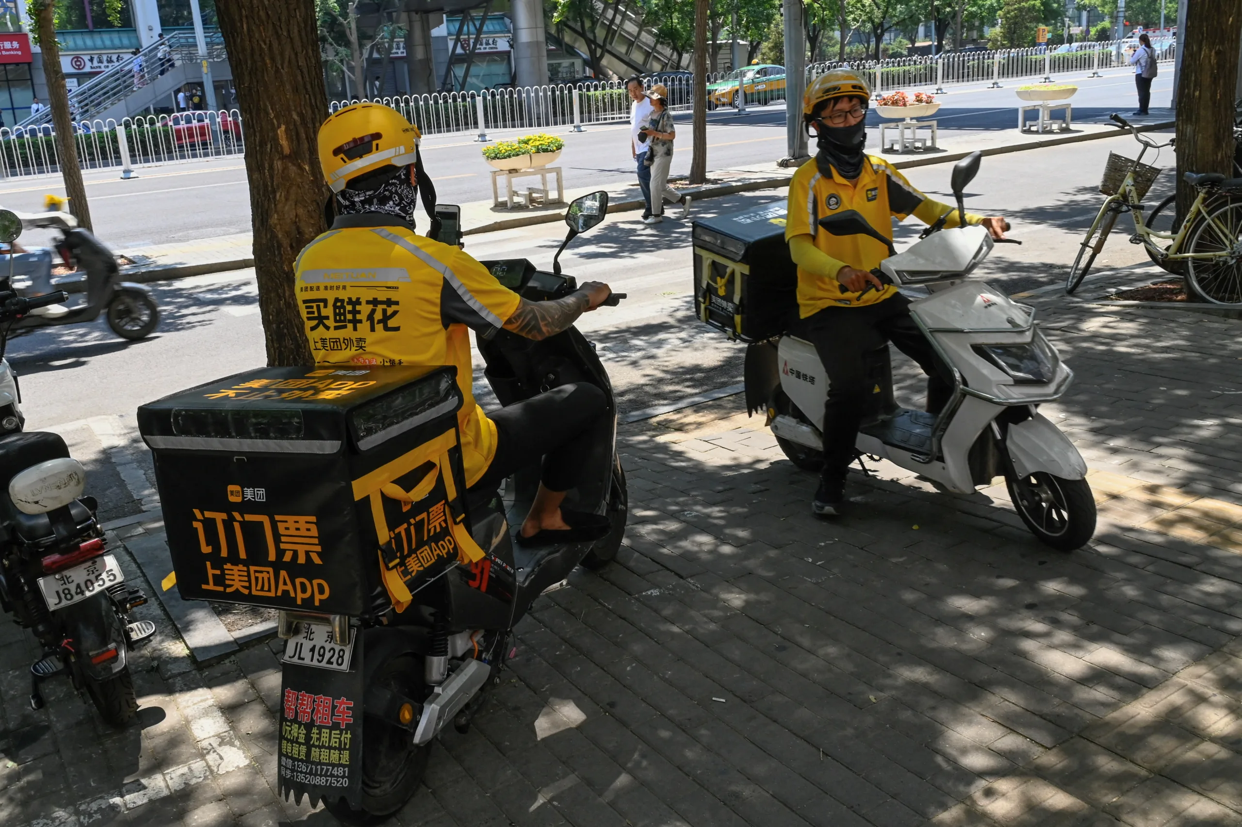Entregadores em suas motos elétricas em Pequim, em 15 de junho de 2023.