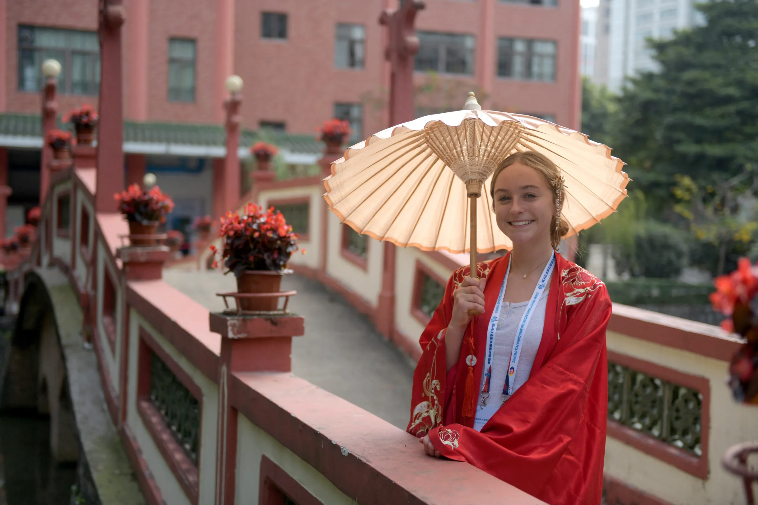Integrante de delegação de estudantes do ensino médio do estado de Washington, nos EUA, posa para uma foto com trajes tradicionais chineses na Escola Secundária Zhixin, em Guangzhou, capital da província de Guangdong, em 24 de março de 2024.