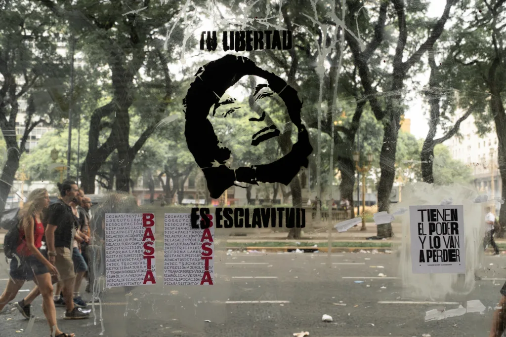 Protestos na Argentina contra o governo de extrema direita liderado por Javier Milei.