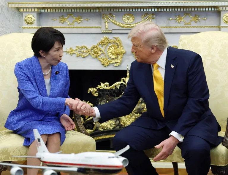A primeira-ministra do Japão, Tanae Takaichi, e o presidente dos EUA, Donald Trump.