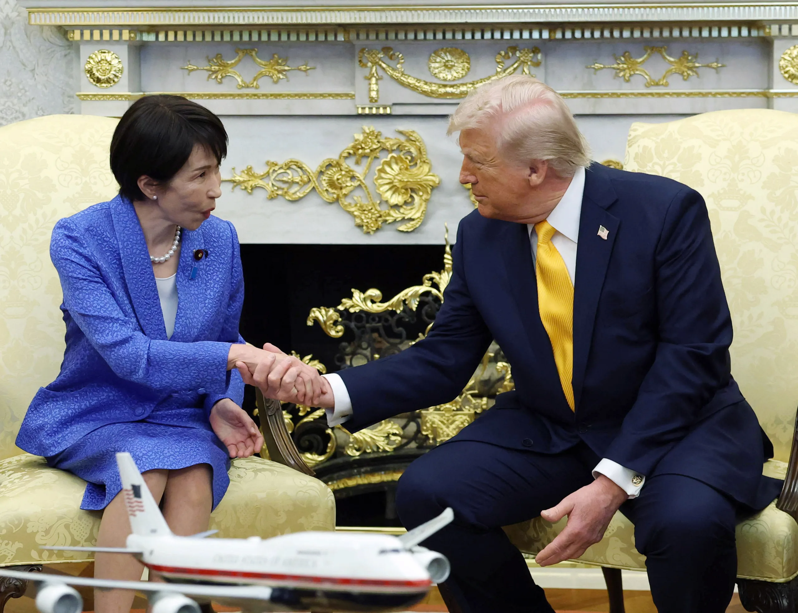 A primeira-ministra do Japão, Tanae Takaichi, e o presidente dos EUA, Donald Trump.