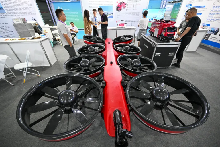 Drone de combate a incêndios de alta altitude na Exposição da Indústria de Terminais de Inteligência Artificial de 2026, em Nanjing, província de Jiangsu, China, 10 de julho de 2026.