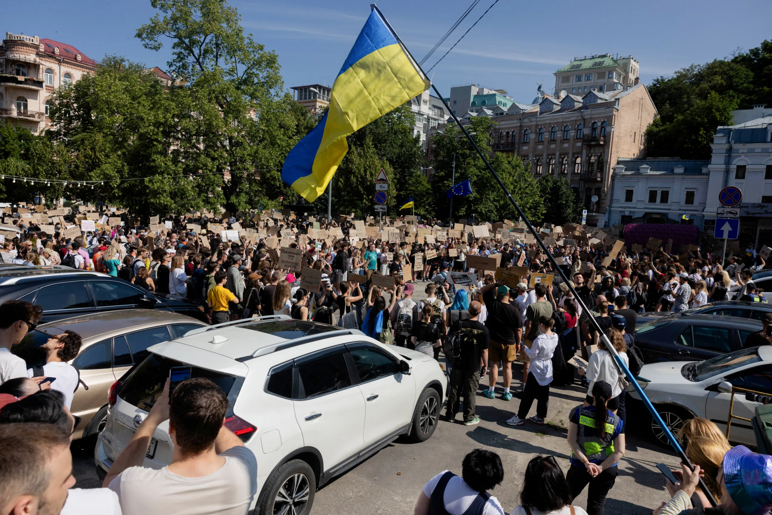 Manifestantes se reúnem durante um protesto contra a decisão do presidente da Ucrânia, Volodymyr Zelensky, de demitir o ministro da Defesa, Mykhailo Fedorov, em Kiev, em 16 de julho de 2026