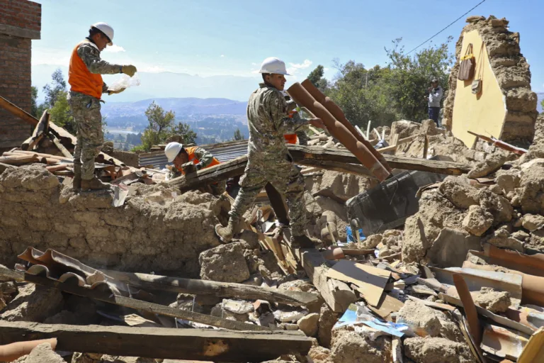 Autoridades prestam suporte às vítimas de terremoto que atingiu o Peru na última semana.