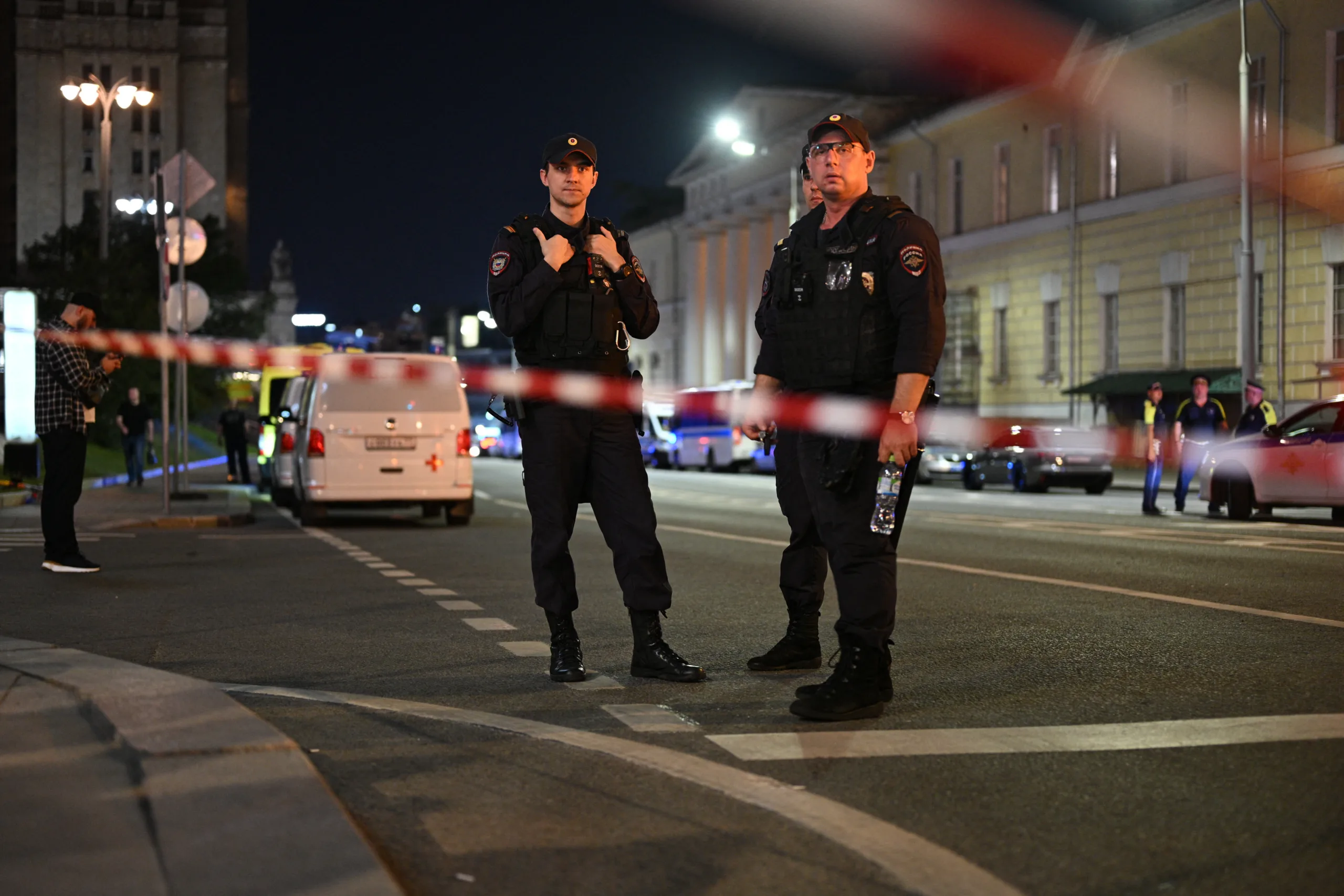 Policiais fazem perímetro de segurança no local de uma explosão em um restaurante em Moscou, em 1º de agosto de 2026