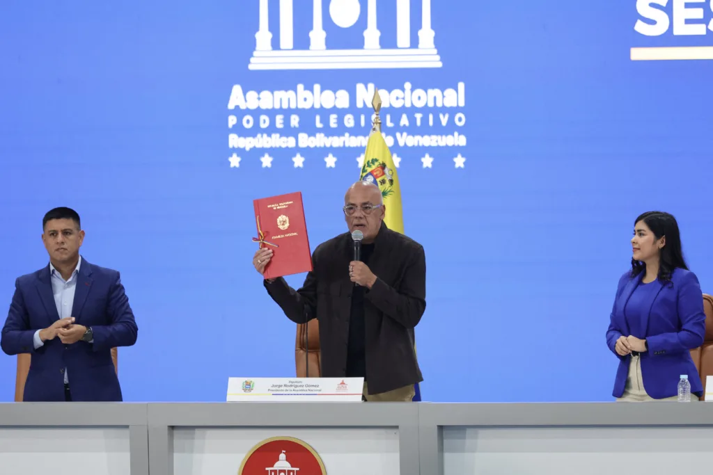 Presidente da Assembleia Nacional, Jorge Rodríguez, sanciona nova Lei do Regime Especial de Locação de Imóveis para Habitação, na sexta-feira, 31 de agosto.
