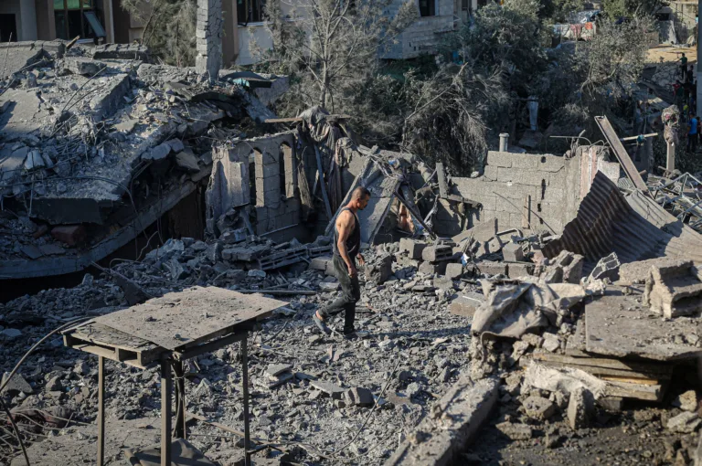 Israel bombardeia Gaza horas após Hamas concordar com desarmamento