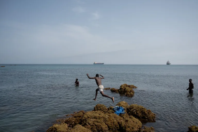 Ceuta: Espanha instala barreira no mar e dezenas de milhares retornam ao Marrocos
