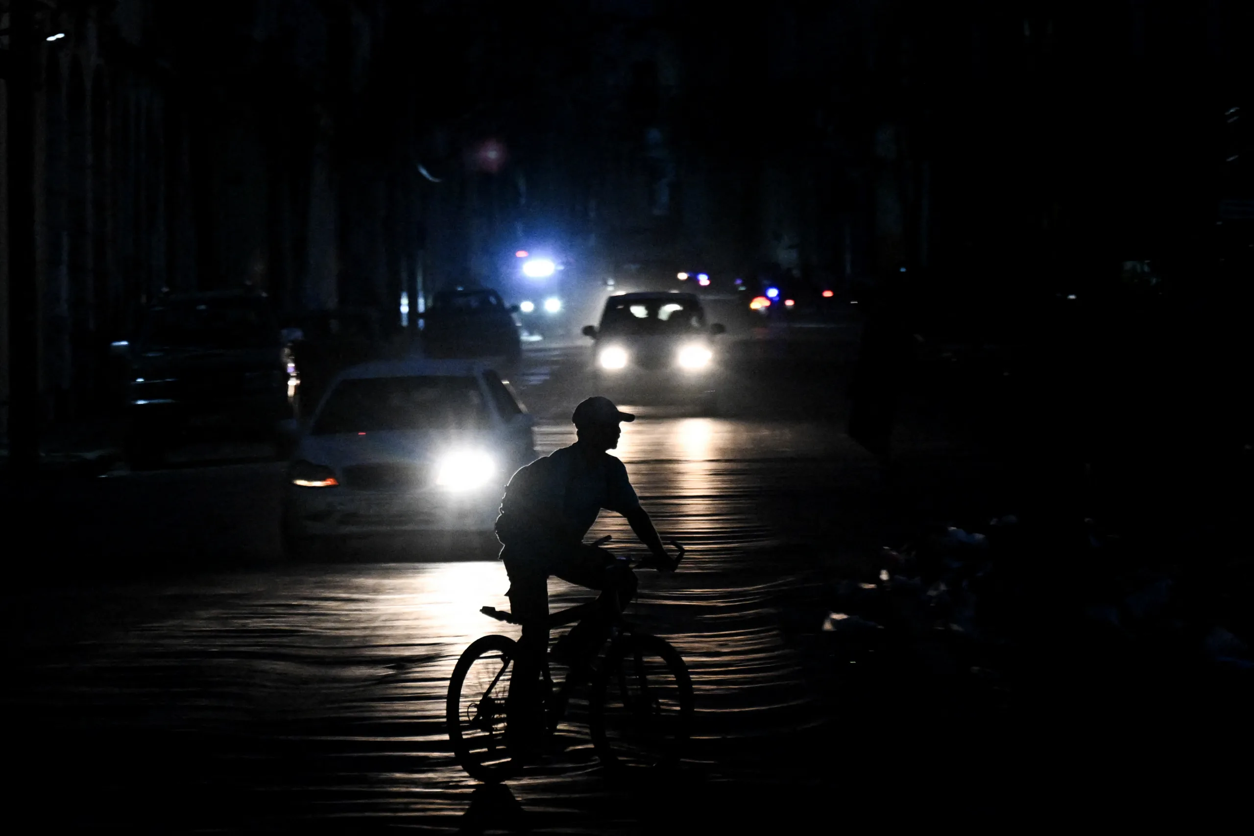 Homem anda de bicicleta por uma rua durante um apagão em Havana, Cuba, em agosto de 2026