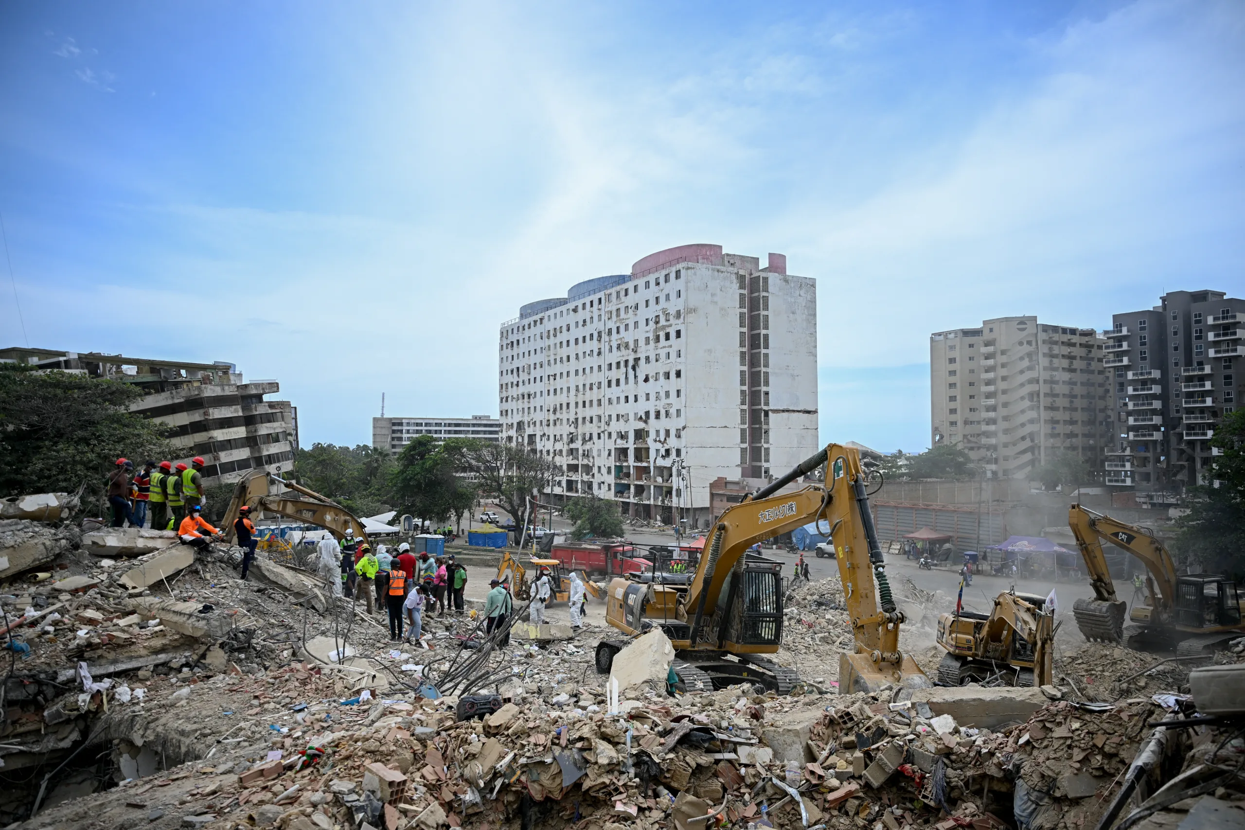 Seguem os trabalhos de remoção dos escombros nas regiões atingidas pelo duplo terremoto do dia 24 de junho.