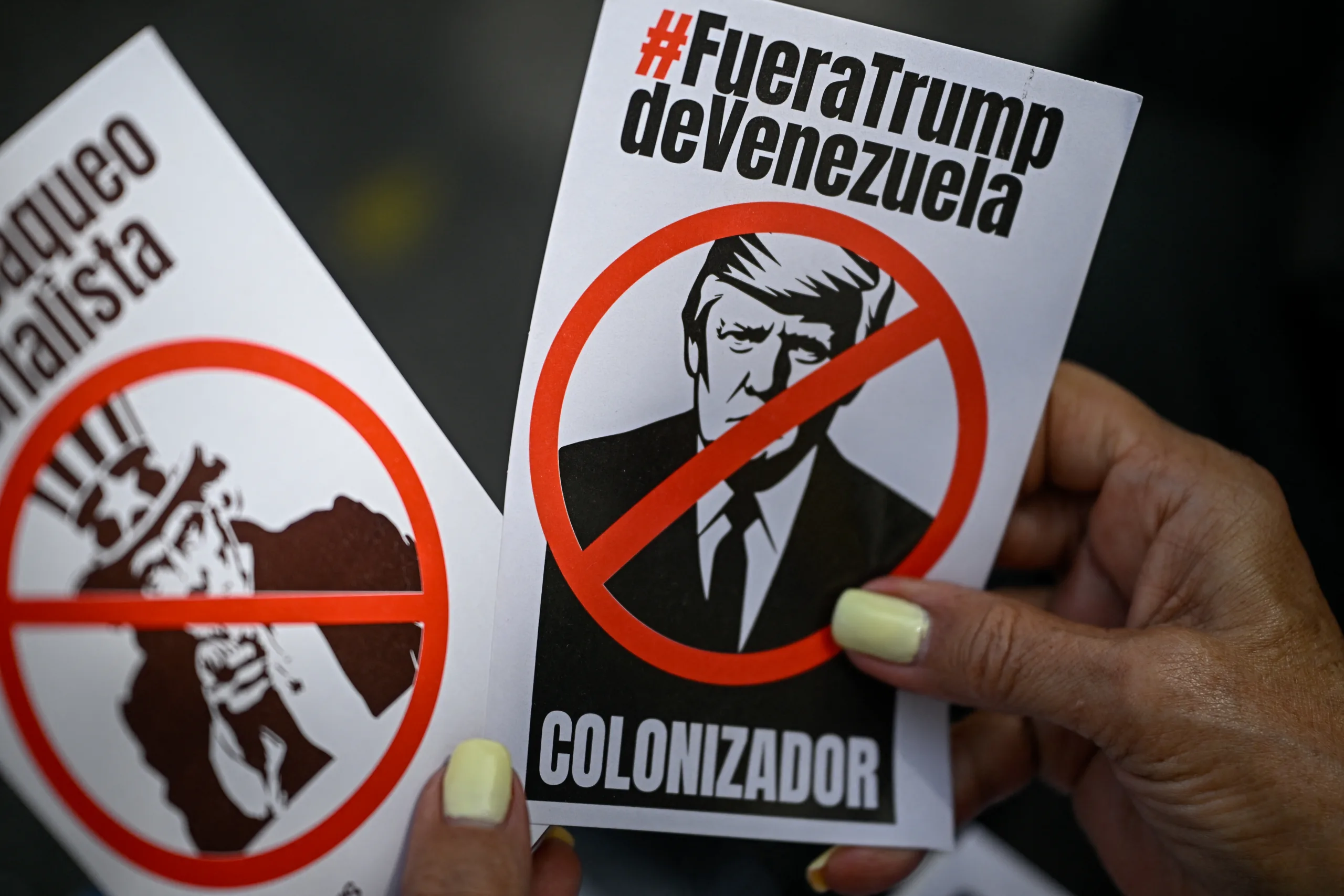 Panfletos distribuídos durante um protesto em Caracas contra a intervenção dos Estados Unidos