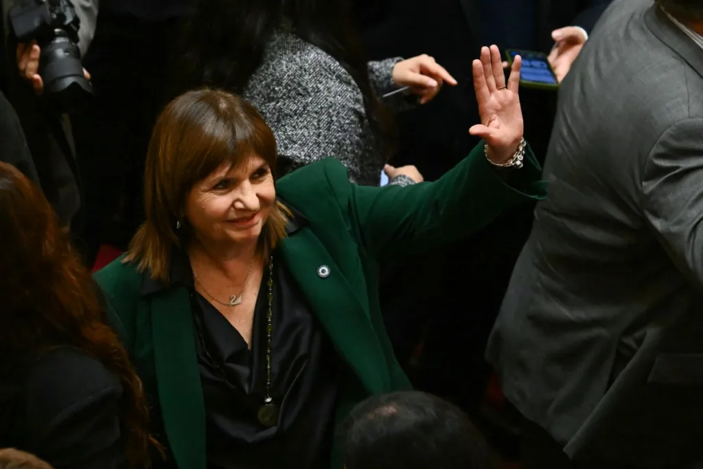 A senadora Patricia Bullrich acena no Congresso Nacional, em Buenos Airesm antes do debale sobre a proposta de Lei de Terras de Milei. 06/08/2026