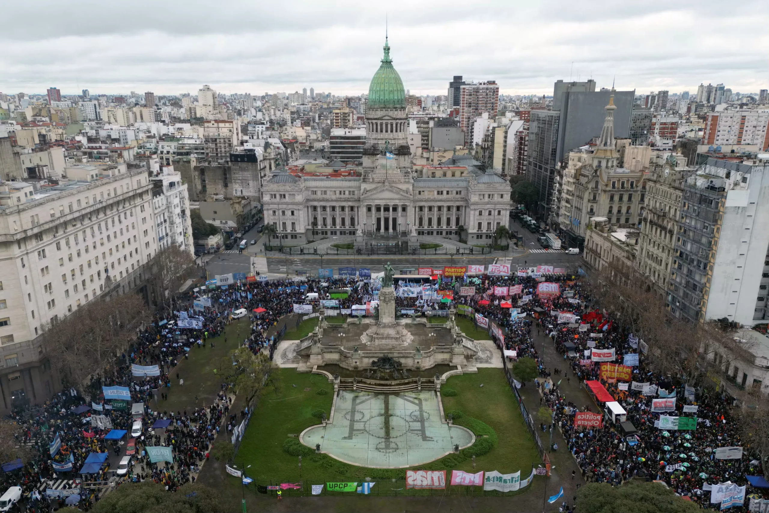 Centrais sindicais promovem marcha em frente ao Congresso argentino, em protesto contra projeto do governo Milei.