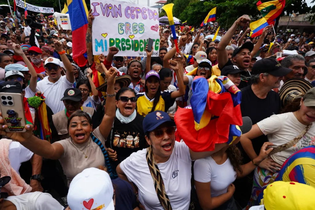 Apoiadores do agora ex-presidente Gustavo Petro e do candidato de esquerda a seu sucessor, Ivan Cepeda, demonstram apoio em manifestação marcada para o mesmo dia da posse do seu adversário, o direitista Abelardo de la Espriella
