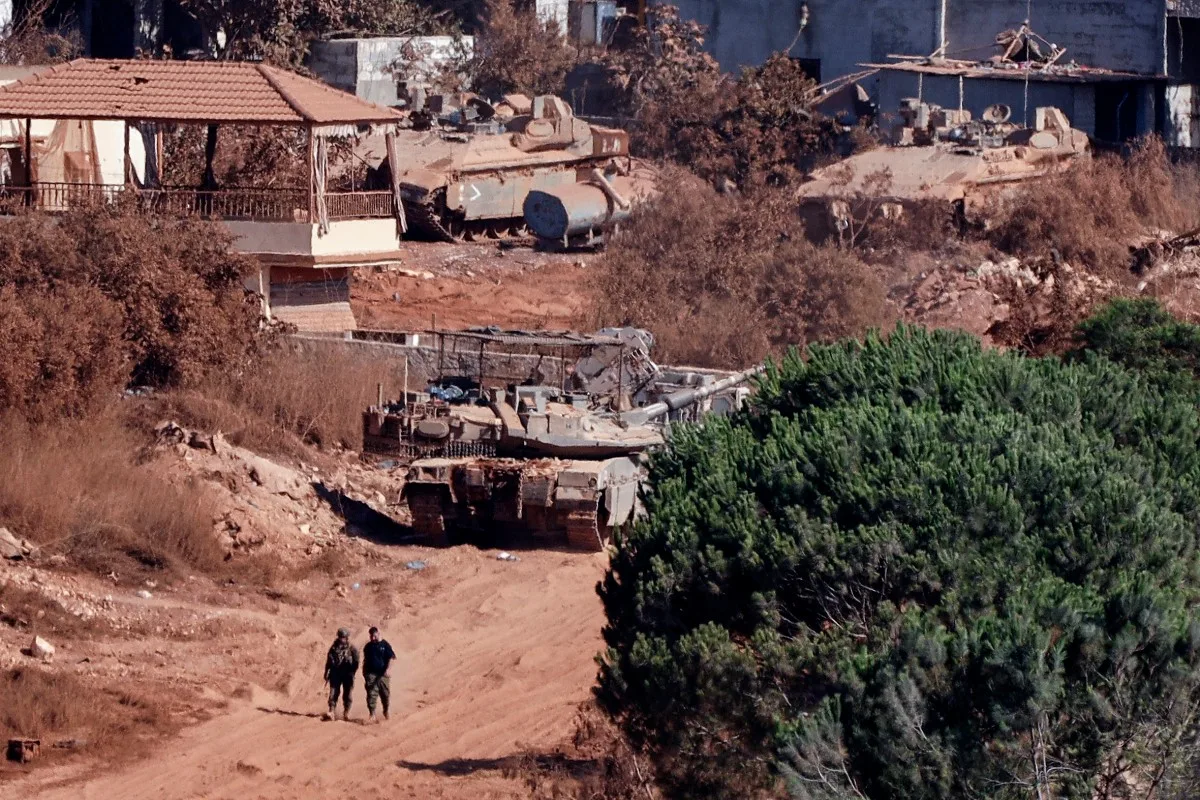Na vila de Zawtar al-Gharbiyah, no sul do Líbano, a fotografia mostra tropas israelenses. 11/06/2026