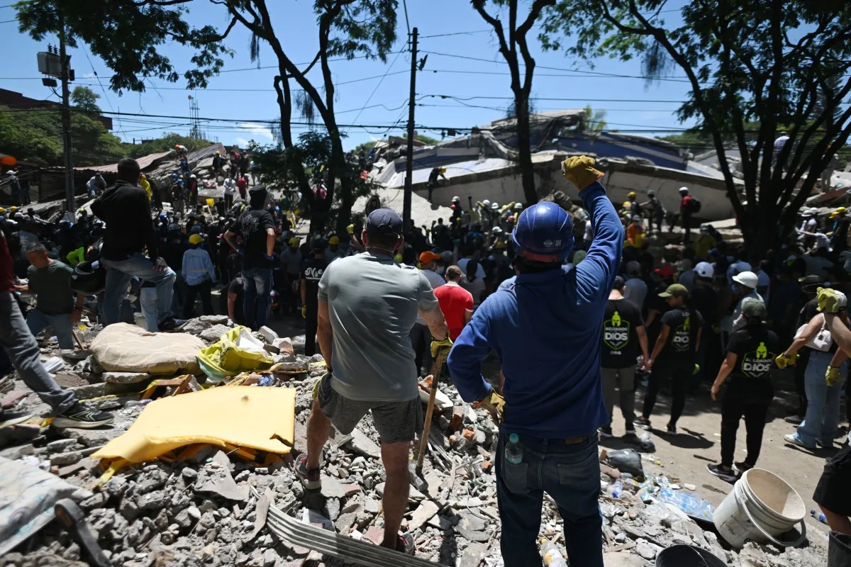 Resgatantes procuram por sobreviventes nas ruínas de um prédio colapsado em Cali após o terremoto que atingiu a Colômbia. 11/08/2026