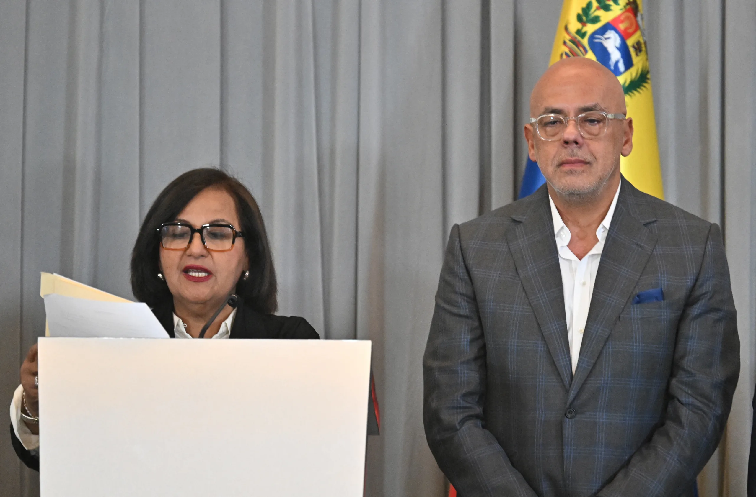 A ex-deputada opositora Dinorah Figuera leu parte do comunicado, ao lado do presidente da Assembleia Nacional da Venezuela, Jorge Rodríguez.