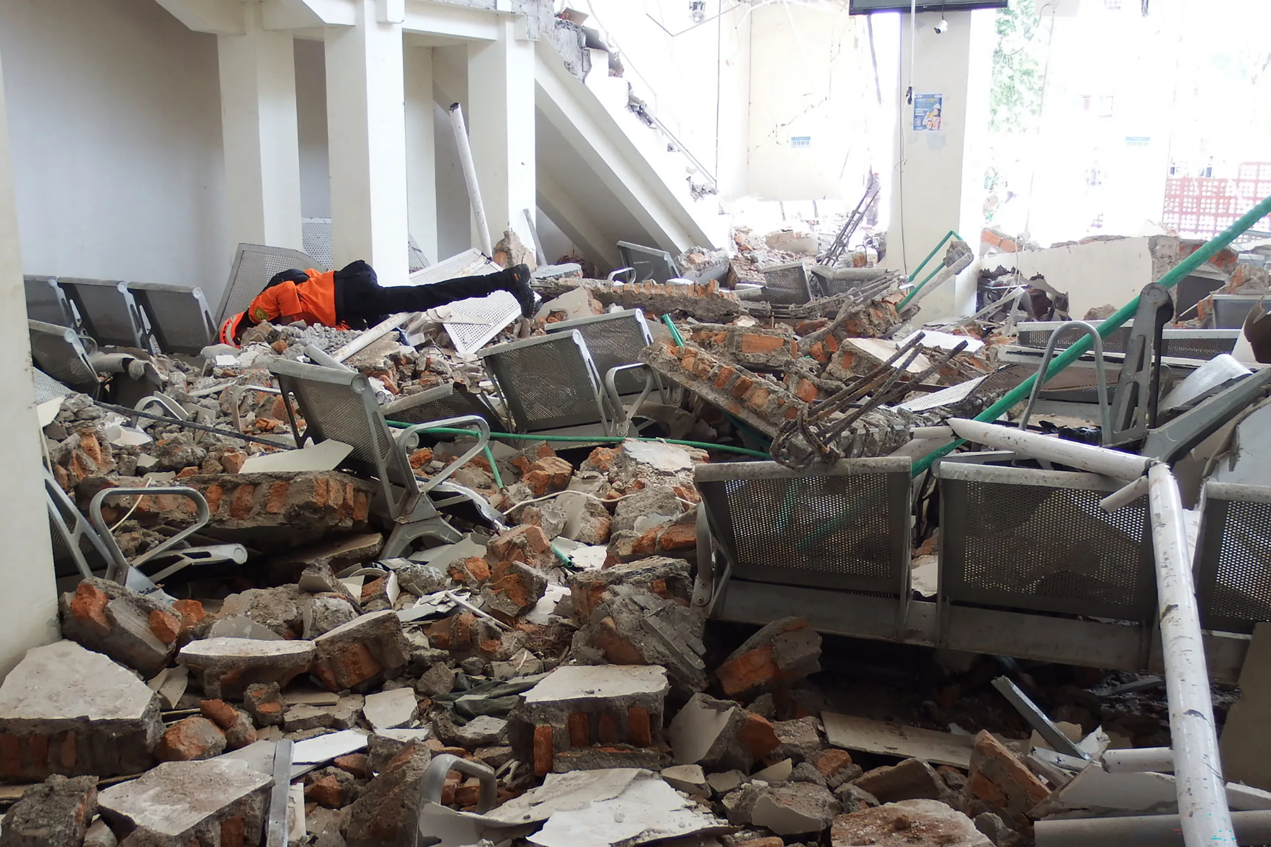Terremoto de magnitude 7,7 atingiu a costa da Indonésia