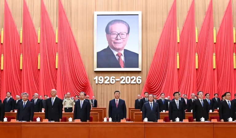 Lideranças do Partido Comunista da China e do Estado (da esq. para a dir.): Li Xi, Cai Qi, Zhao Leji, Xi Jinping, Li Qiang, Wang Huning, Ding Xuexiang e Han Zheng, durante cerimônia do centenário do líder Jiang Zemin no Grande Salão do Povo, em Pequim, em 17 de agosto de 2026. Menos Han Zheng, que é o vice-presidente da China, o restante integra o Comitê Permanente do Politburo do 20º Comitê Central do Partido.