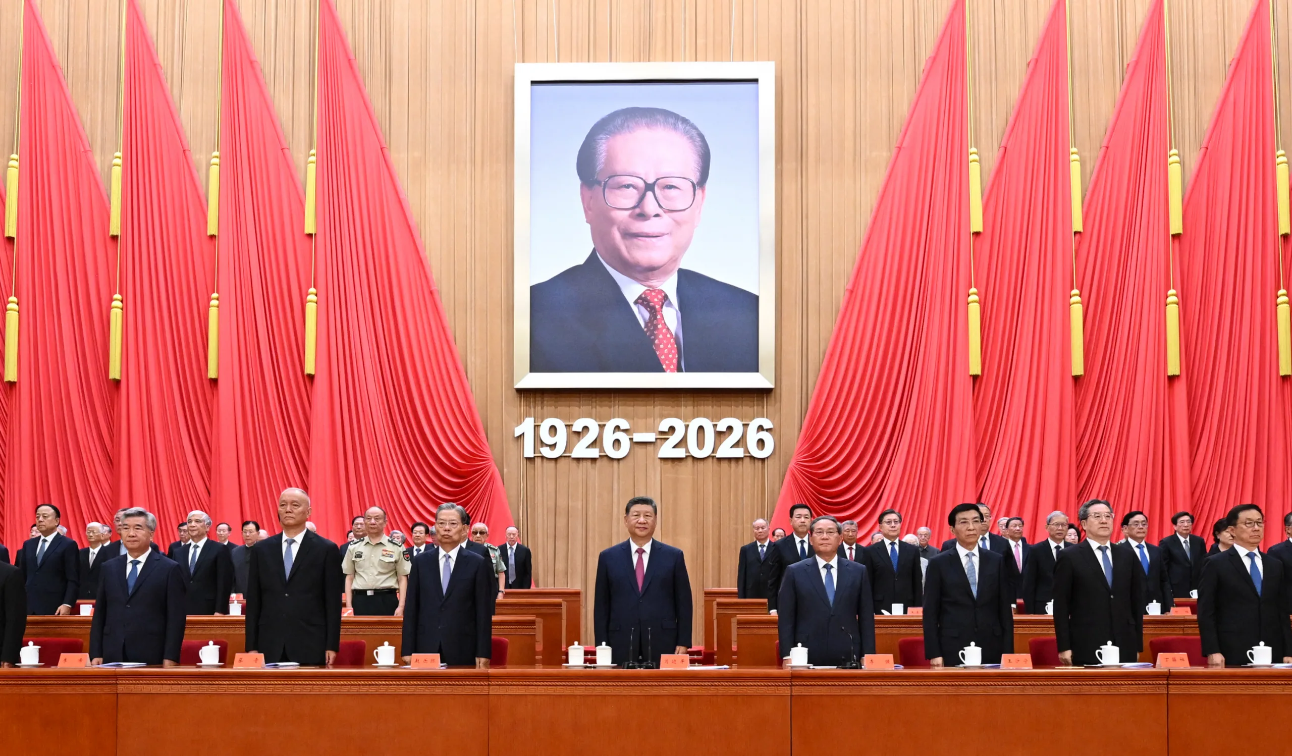 Lideranças do Partido Comunista da China e do Estado, Xi Jinping, Li Qiang, Zhao Leji, Wang Huning, Cai Qi, Ding Xuexiang, Li Xi e Han Zheng, durante cerimônia do centenário do líder Jiang Zemin no Grande Salão do Povo, em Pequim, capital da China, em 17 de agosto de 2026.