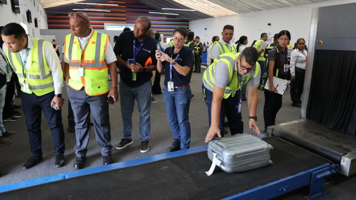 Trabalhadores no Aeroporto Internacional Simon Bolvar -- danificado pelos terremotos de junho -- participam de uma simulação de embarque nas instalações temporárias em Maiquetia, no estado de La Guaira, Venezuela. 19/08/2026