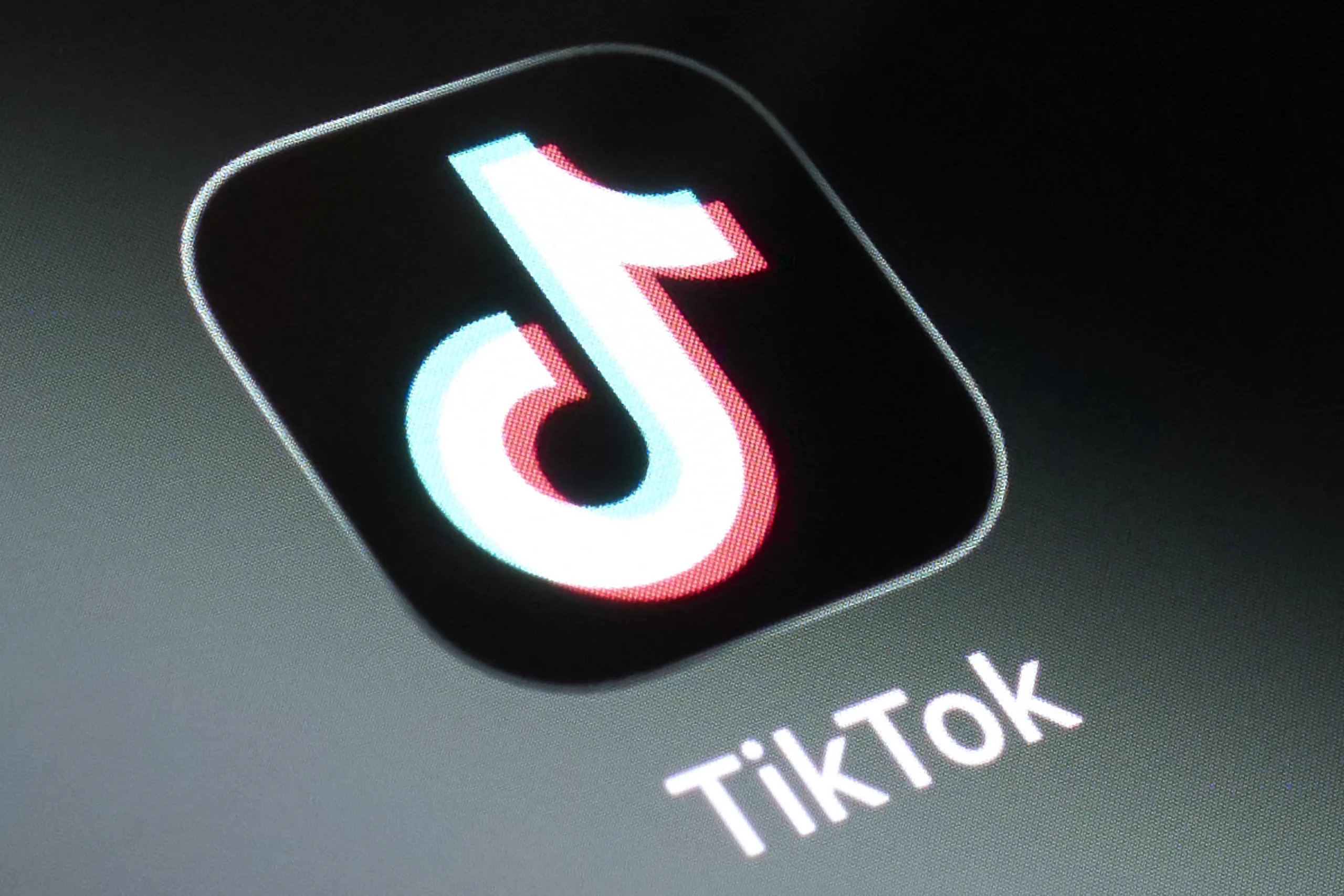 TikTok é uma rede social popular focada na criação e no compartilhamento de vídeos curtos