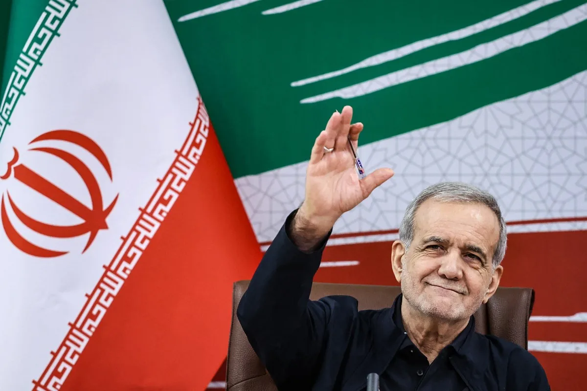 Registro do presidente iraniano, Masoud Pezeshkian, realizado em 8 de agosto, durante coletiva de imprensa
