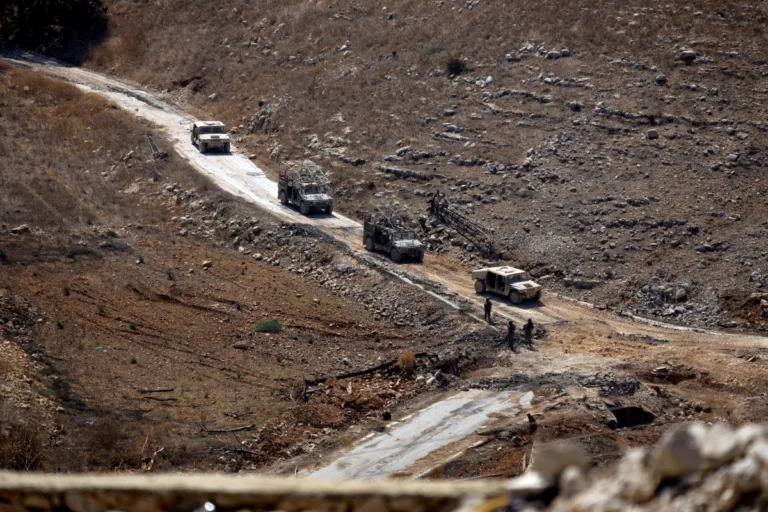 Movimentação de comboio israelense é registrada na vila de Chaqra, no sul do Líbano