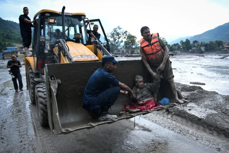 Sobe para 362 número de mortos após avalanche no Nepal e na China; resgates continuam
