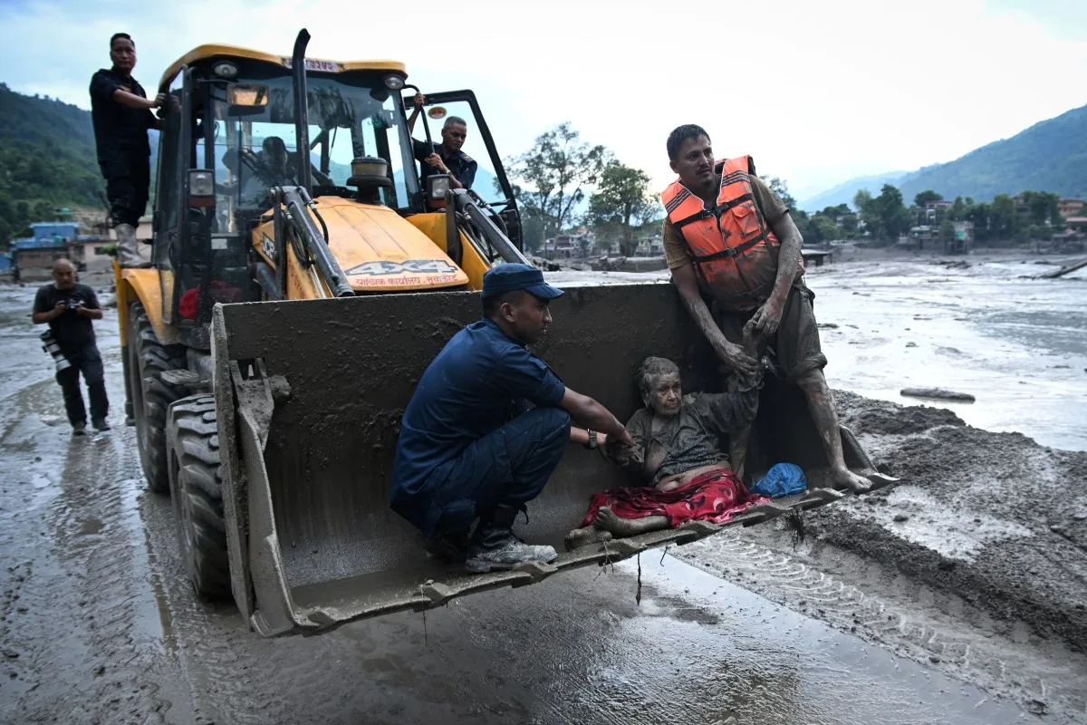 Sobe para 273 número de mortos após avalanche no Nepal e na China; resgates continuam