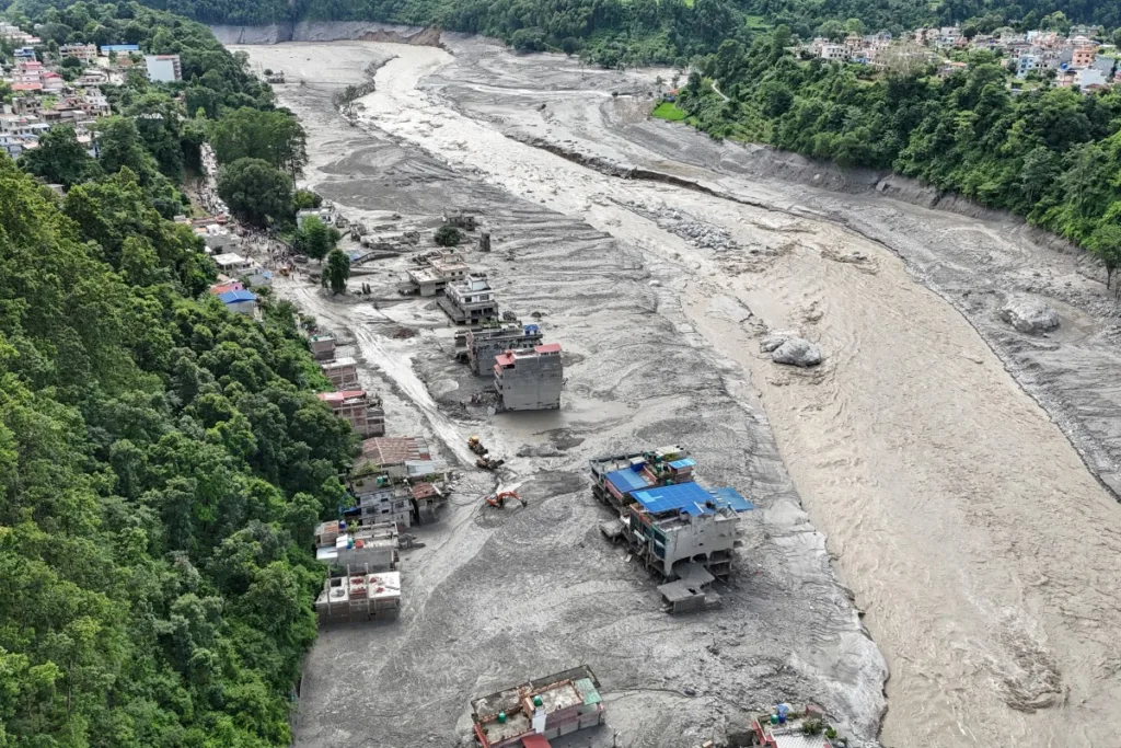Vista aérea mostra casas submersas em lama após enchentes repentinas em Trishuli, no distrito de Nuwakot, Nepal, em 27 de agosto de 2026