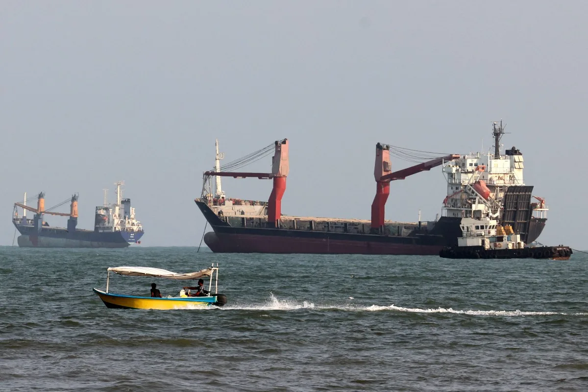 Embarcações são vistas no Estreito de Ormuz, próximo à cidade portuária de Bandar Abbas, no sul do Irã, em 10 de agosto de 2026