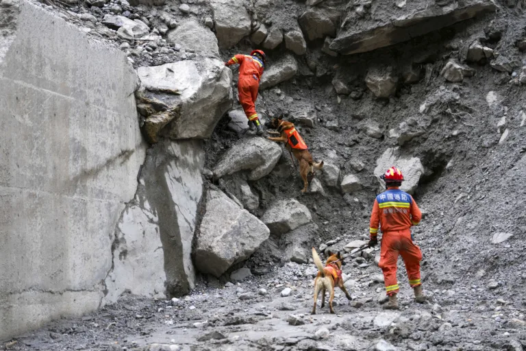 China registra 16 mortos e 546 desaparecidos no desastre da fronteira com o Nepal