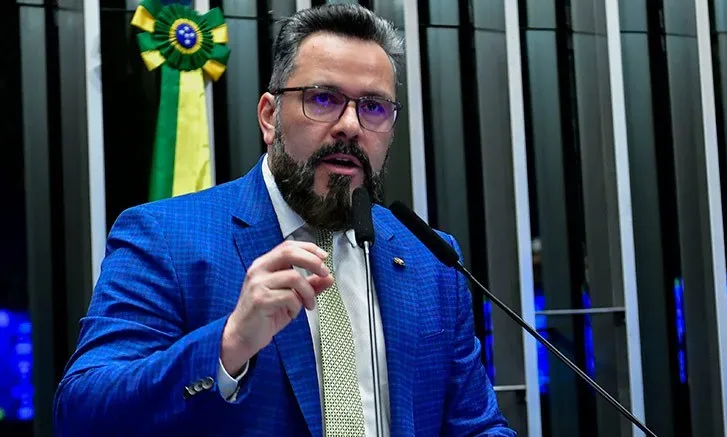 Alan Rick ocupa a tribuna do Senado