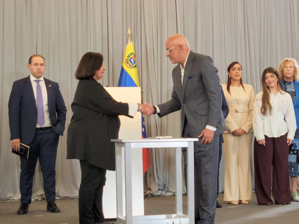 Dinorah Figuera e Jorge Rodríguez selaram a primeira etapa do acordo com um aperto de mãos.