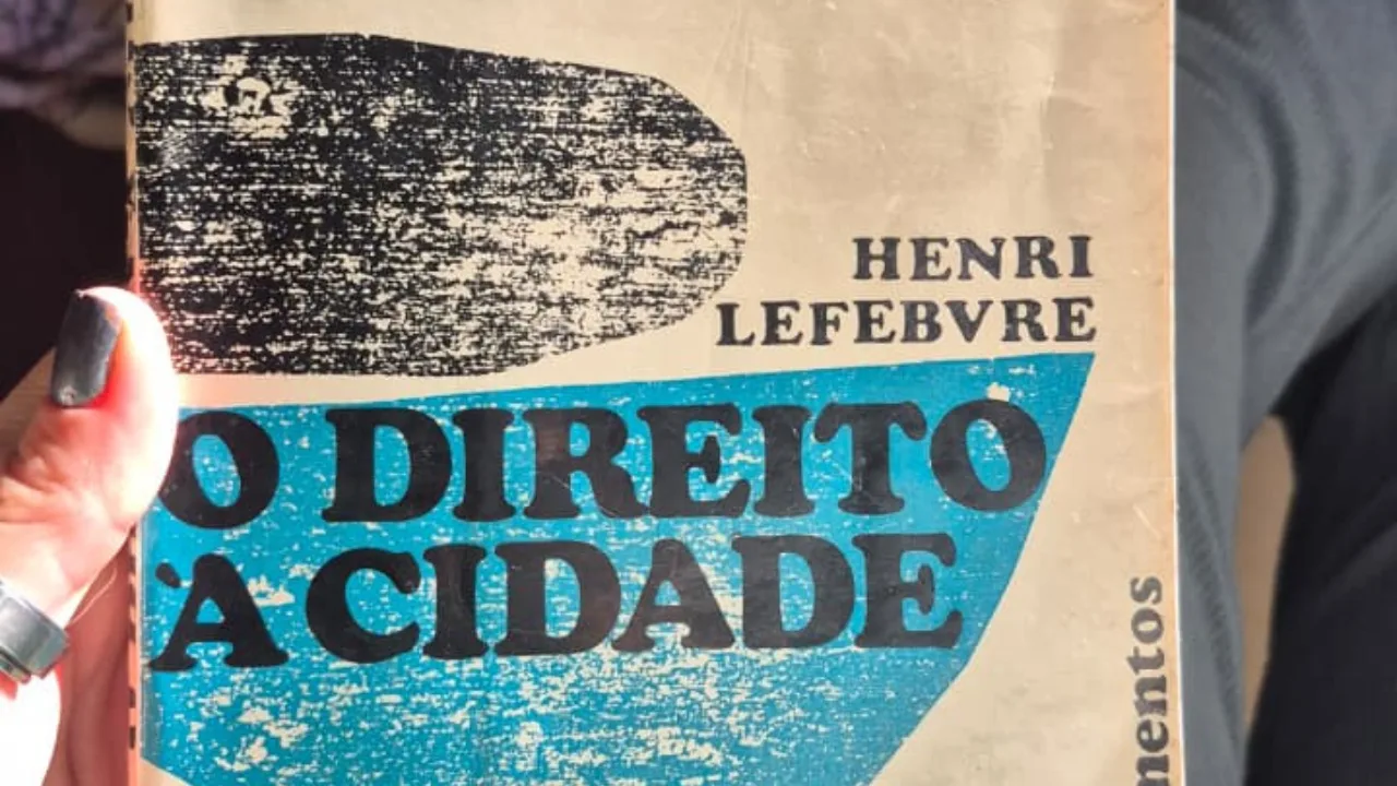 O livro "Direito à Cidade", uma publicação de 1968, escrita por Henri Lefebvre, traz o conceito coletivo que garante a todos o uso igualitário do espaço urbano
