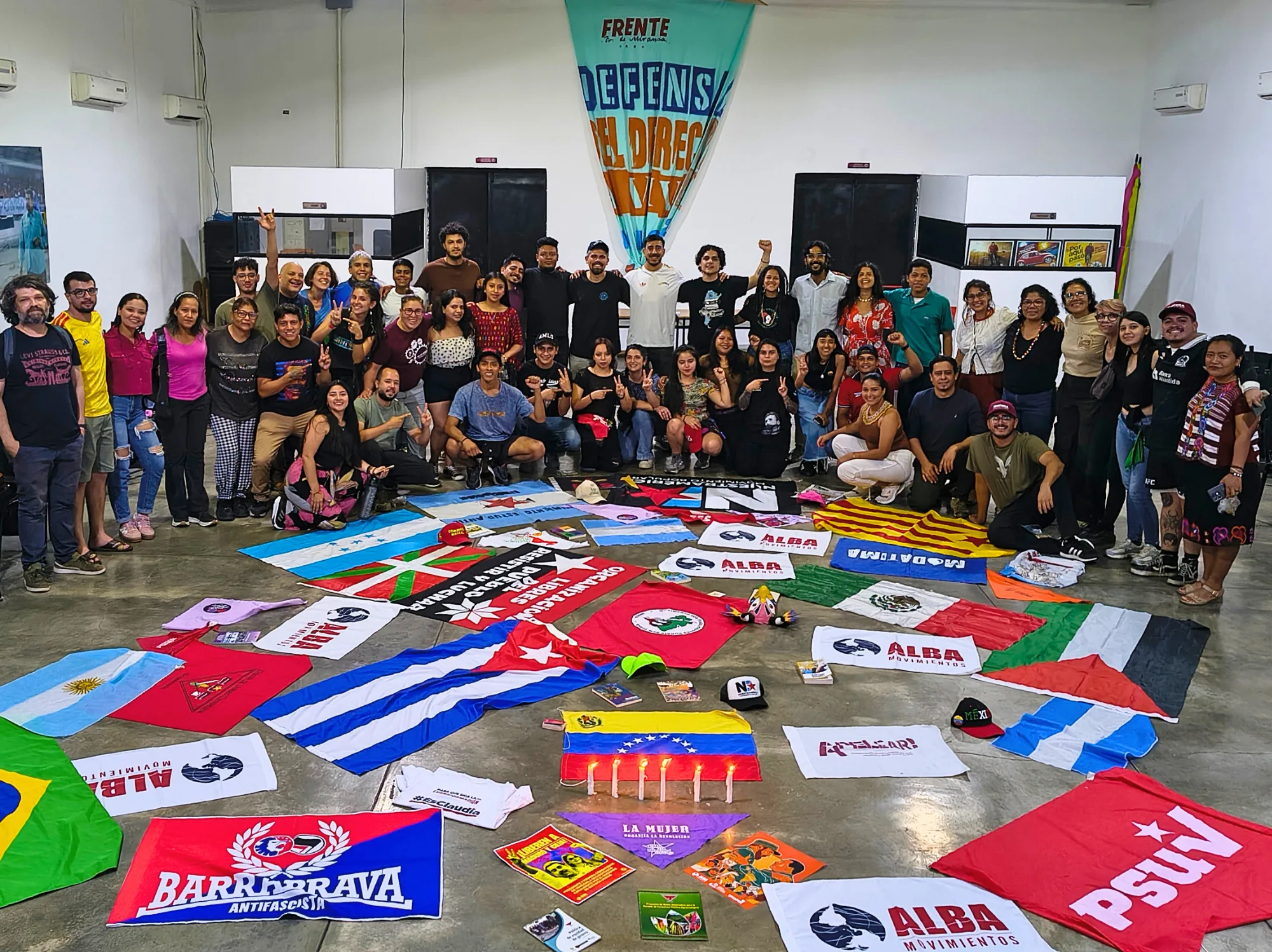 Brigada de Juventudes Fidel Castro, composta por 30 jovens de 9 países da América Latina.