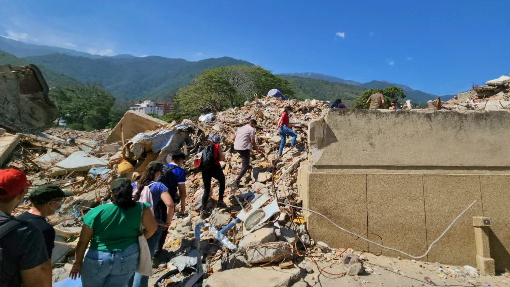 Trinta internacionalistas de nove países da América Latina visitaram as áreas afetadas pelo duplo terremoto de 24 de junho.