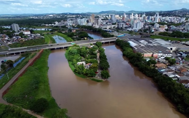 Rio dos Sinos, o principal curso d'água da Bacia do Sinos, no trecho do Centro de São Leopoldo
